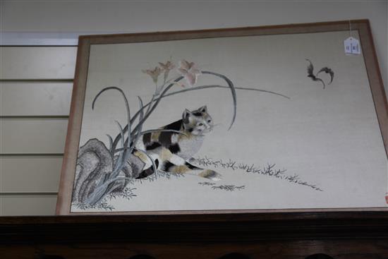 A Chinese embroidered silk picture of a cat, Republic period, 55 x 77cm